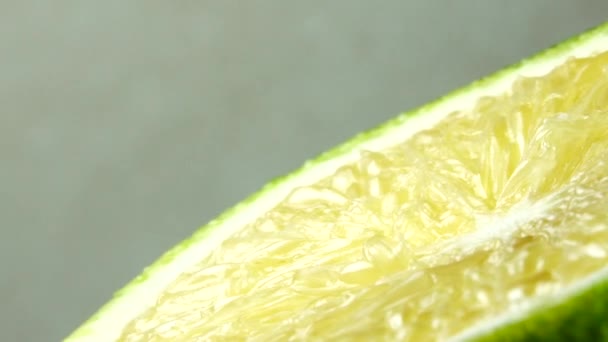 4k Makro záběr pomerančového ovoce a rotace.Close up čerstvé citrusově oranžové Žulové pozadí.
