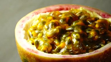 Tutku meyvesinin 4K kesiti. Dilimlenmiş taze egzotik tutku meyvesi Macro shot 'ı.