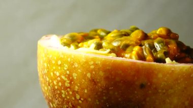 Tutku meyvesinin 4K kesiti. Dilimlenmiş taze egzotik tutku meyvesi Macro shot 'ı.