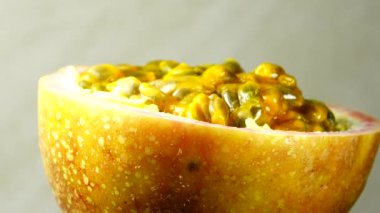 Tutku meyvesinin 4K kesiti. Dilimlenmiş taze egzotik tutku meyvesi Macro shot 'ı.