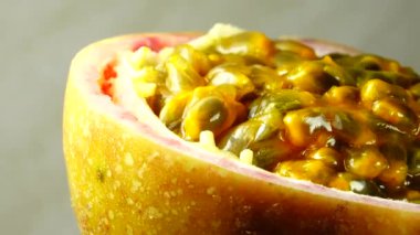 Tutku meyvesinin 4K kesiti. Dilimlenmiş taze egzotik tutku meyvesi Macro shot 'ı.