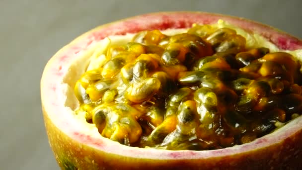 Tutku Meyvesinin Kesiti Dilimlenmiş Taze Egzotik Tutku Meyvesi Macro Shot — Stok video