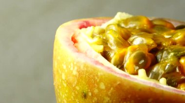 Tutku meyvesinin 4K kesiti. Dilimlenmiş taze egzotik tutku meyvesi Macro shot 'ı.