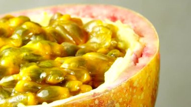 Tutku meyvesinin 4K kesiti. Dilimlenmiş taze egzotik tutku meyvesi Macro shot 'ı.