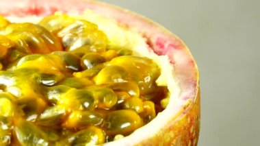 Tutku meyvesinin 4K kesiti. Dilimlenmiş taze egzotik tutku meyvesi Macro shot 'ı.