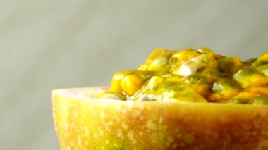 Tutku meyvesinin 4K kesiti. Dilimlenmiş taze egzotik tutku meyvesi Macro shot 'ı.