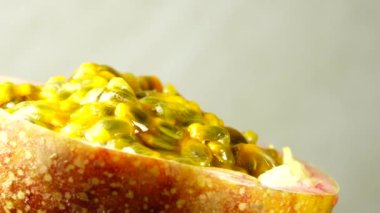 Tutku meyvesinin 4K kesiti. Dilimlenmiş taze egzotik tutku meyvesi Macro shot 'ı.