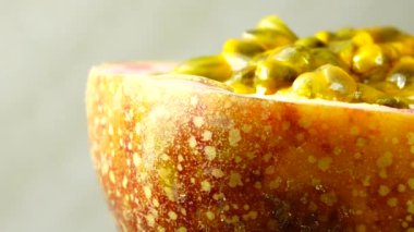 Tutku meyvesinin 4K kesiti. Dilimlenmiş taze egzotik tutku meyvesi Macro shot 'ı.