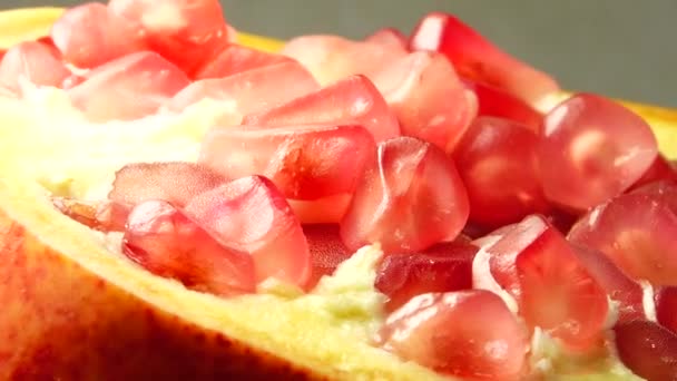 Owoce Granatu Świeże Dojrzałe Granaty Obracające Się Szarym Tle Organic — Wideo stockowe