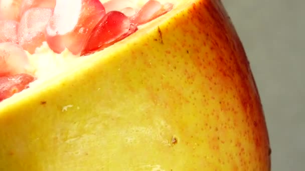 ザクロの実 灰色の背景の上を回転する新鮮で熟したザクロ 有機バイオフルーツのクローズアップ ダイエット ダイエットの概念 ビーガンフード スローモーション4K Uhdビデオ — ストック動画