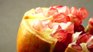 Nar meyvesi. Gri arka planda dönen taze ve olgun narlar. Organik Biyolojik meyveler yakın plan. Diyet, diyet konsepti. Vejetaryen yemeği. Yavaş çekim 4K UHD video.