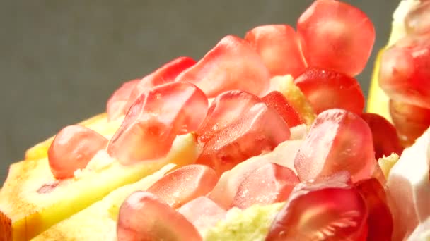 Fruta Granada Granadas Frescas Maduras Girando Sobre Fondo Gris Bio — Vídeo de stock