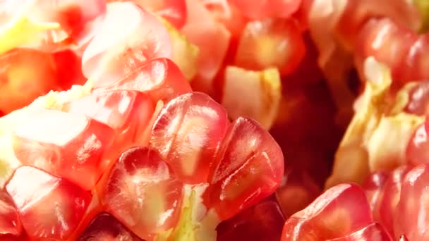 Granaatappels Frisse Rijpe Granaatappels Roteren Grijze Achtergrond Bio Vruchten Close — Stockvideo