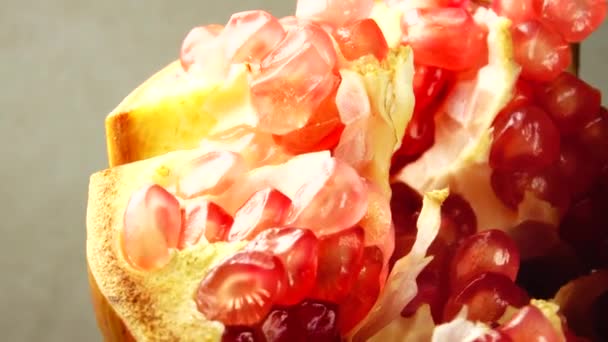 Φρούτα Ροδιού Φρέσκα Και Ώριμα Ρόδια Που Περιστρέφονται Πάνω Από — Αρχείο Βίντεο