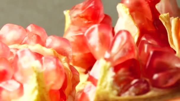 Fruta Granada Granadas Frescas Maduras Girando Sobre Fondo Gris Bio — Vídeos de Stock