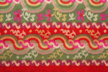  100 yıldan daha eski renkli Tayland el sanatları Peru tarzı halı yüzeyi. Doğal malzemelerden yapılmış eski, yırtık, kimyasal malzemelerden yapılmış. Yakın çekim..