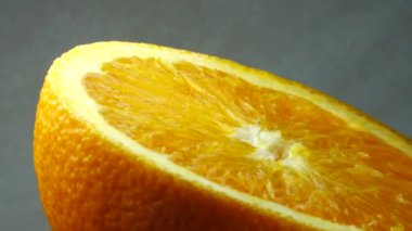 4K Macro portakal suyu ve döner. Taze narenciye portakal arkaplanını kapatın.