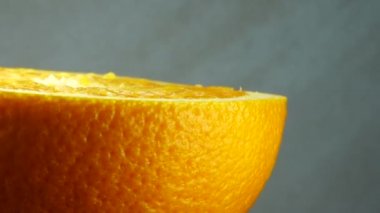 4K Macro portakal suyu ve döner. Taze narenciye portakal arkaplanını kapatın.