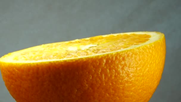 4Kネーブルオレンジの果実と回転のマクロショット 新鮮な柑橘系のオレンジを閉じます花崗岩の背景 — ストック動画