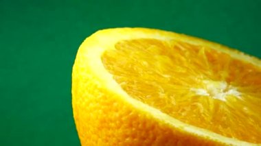 4k Macro portakal suyu ve dönüş. Taze turuncu turunçgil yeşili arkaplanı kapat..