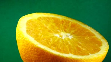 4k Macro portakal suyu ve dönüş. Taze turuncu turunçgil yeşili arkaplanı kapat..