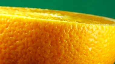 4k Macro portakal suyu ve dönüş. Taze turuncu turunçgil yeşili arkaplanı kapat..