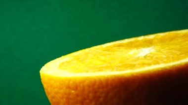 4k Macro portakal suyu ve dönüş. Taze turuncu turunçgil yeşili arkaplanı kapat..