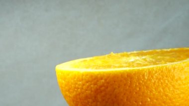 4K Macro portakal suyu ve döner. Taze narenciye portakal arkaplanını kapatın.