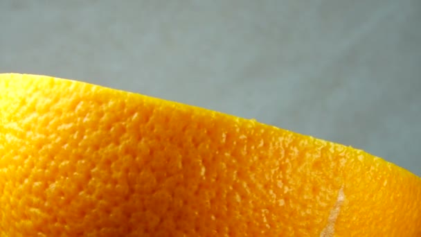 4K大口径肚脐橙果子酱 经旋转后制成 闭合新鲜柑橘橙花岗岩背景 — 图库视频影像