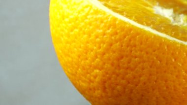 4K Macro portakal suyu ve döner. Taze narenciye portakal arkaplanını kapatın.