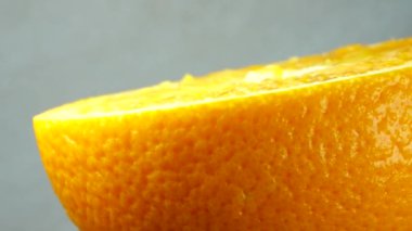 4K Macro portakal suyu ve döner. Taze narenciye portakal arkaplanını kapatın.