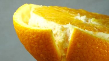 4K Macro portakal suyu ve döner. Taze narenciye portakal arkaplanını kapatın.