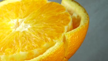 4K Macro portakal suyu ve döner. Taze narenciye portakal arkaplanını kapatın.