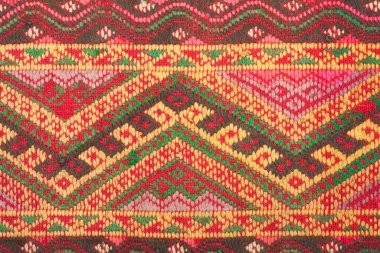 100 yıldan daha eski renkli Tayland el sanatları Peru tarzı halı yüzeyi. Doğal malzemelerden yapılmış eski, yırtık, kimyasal malzemelerden yapılmış. Yakın çekim..
