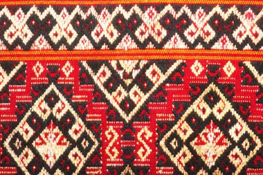 100 yıldan daha eski renkli Tayland el sanatları Peru tarzı halı yüzeyi. Doğal malzemelerden yapılmış eski, yırtık, kimyasal malzemelerden yapılmış. Yakın çekim..