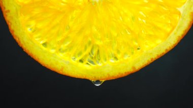 : 4k Macro shot. Göbek portakalı meyve ve su damlası. Taze turuncu turunçgil, siyah arka plan..