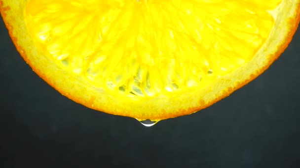 Macro Shot Van Gesneden Navel Oranje Fruit Water Druppel Close — Stockvideo