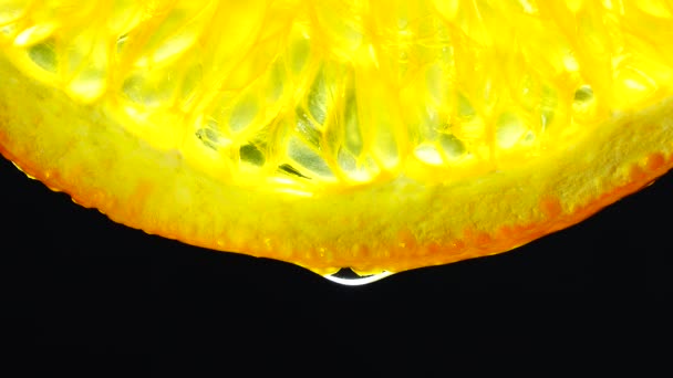 4K大杯切碎的肚脐橙果和水滴 关闭新鲜柑橘橙黑色背景 — 图库视频影像