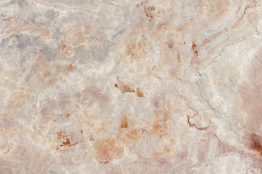 Gri ve paslı turuncu toprak tonlarına sahip doğal taş dokusu, kabataslak yüzey şekilleri ve organik detaylar sergiliyor, arka plan veya tasarım elementleri için ideal..