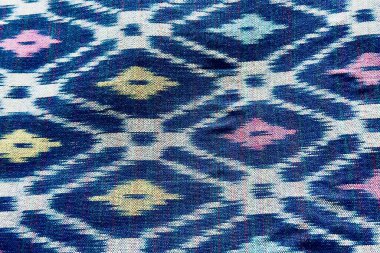 Renkli geometrik desenli el dokuması örgü tekstili. Özgeçmiş, moda, iç tasarım ve kültürel temalar için mükemmel..