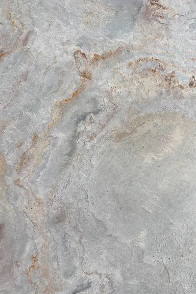 Gri ve paslı turuncu toprak tonlarına sahip doğal taş dokusu, kabataslak yüzey şekilleri ve organik detaylar sergiliyor, arka plan veya tasarım elementleri için ideal..