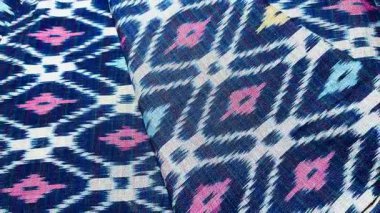 Renkli geometrik desenli el dokuması örgü tekstili. Özgeçmiş, moda, iç tasarım ve kültürel temalar için mükemmel..