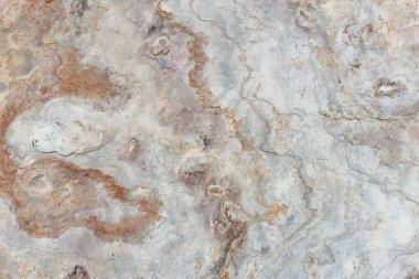 Gri ve paslı turuncu toprak tonlarıyla doğal taş dokusu, kabataslak yüzey şekilleri ve organik detaylar sergiliyor, arka plan veya tasarım için ideal.