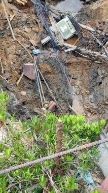 Şiddetli bir yol çökmesi, asfalt, açık toprak ve düşmüş elektrik direkleriyle yeraltı kabloları ve elektrik tesislerinde tehlikeli hasara neden olur..