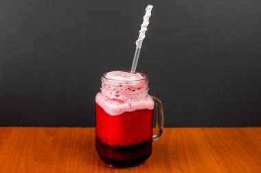 doğranmış meyve parçaları ile doğal içecekler