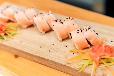 Karides ve doğal özel sos ile Yengeç suşi