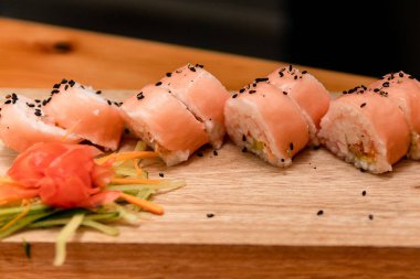 Karides ve doğal özel sos ile Yengeç suşi