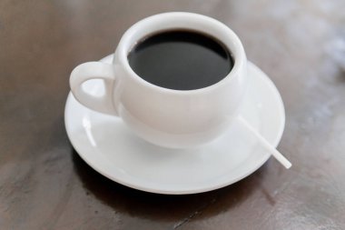 Porselen tabakta bir fincan kahve