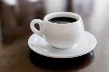 Porselen tabakta bir fincan kahve