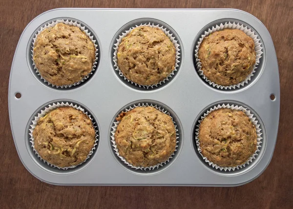 Uma Lata Muffins Banana Abobrinha Assados Mesa Madeira — Fotografia de Stock